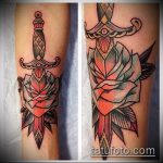 A tőr és a rózsa kész tetoválásának tesztpéldája - a rajz alkalmas tőr és fehér rózsa tetoválására