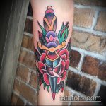 A kész tőr és a rózsatetoválás egyedülálló példája - a rajz alkalmas tőr, rózsa és koponya tetováláshoz