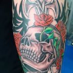 A tetovált tőr és rózsa hűvös változata - a rajz alkalmas tőr és skarlát rózsa tetoválására