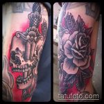 Érdekes példa a tőr és a rózsa tetoválására - a rajz alkalmas tőr, rózsa és koponya tetoválására