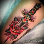 A kész tőr és a rózsatetoválás klassz változata - a rajz alkalmas tőr, rózsa és koponya tetováláshoz