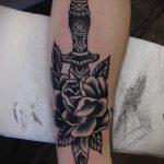 A tőr és rózsa tetoválás egyedi változata - a rajz alkalmas tőr és fehér rózsa tetováláshoz