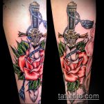 A tőr és a rózsa kivitelezett tetoválásának érdekes változata - a rajz alkalmas egy tőr és egy fehér rózsa tetoválására