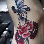 A kész tőr és a rózsatetoválás tesztpéldája - a rajz alkalmas tőr, rózsa és koponya tetoválására