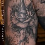 A tetovált tőr és rózsa egyedi változata - a rajz alkalmas tőr, rózsa és koponya tetoválására