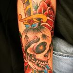 Eredeti példa egy meglévő tőr és rózsa tetoválásra - a rajz alkalmas tőr és skarlát rózsa tetováláshoz