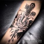 A meglévő tőr és rózsa tetoválás klassz változata - a rajz alkalmas tőr és fehér rózsa tetováláshoz