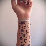 űr tetoválás a csuklón - fotó a kész tetoválásról 2135 tatufoto.ru