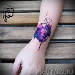 űr tetoválás a csuklón - fotó a kész tetoválásról 5138 tatufoto.ru