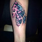 űr tetoválás a csuklón - fotó a kész tetoválásról 6139 tatufoto.ru