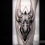 zdjęcie koziego tatuażu №208 - unikalna wersja wzoru, którą można z powodzeniem wykorzystać do przekształcenia i zastosowania jako tatuażu koza zjada trawę