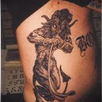 zdjęcie tatuażu koziego nr 534 - fajna wersja wzoru, który bez problemu można wykorzystać do obróbki i nałożenia jako tatuaż koza zjada trawę