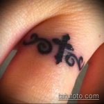 Интересна версия на татуировката на кръст на пръста - рисунката е подходяща за татуировка под формата на кръст на пръста