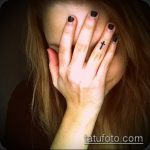 Уникален пример за кръстосана татуировка, направена на пръст - рисунката е подходяща за кръстосана татуировка на левия пръст