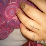 Оригинален пример за кръстосана татуировка, нанесена върху пръст - рисунката е подходяща за татуировка под формата на кръстосан пръст