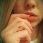 Интересен пример за кръстосана татуировка на пръст - рисунката е подходяща за татуировка под формата на кръстосан пръст