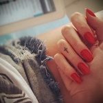 Готина версия на съществуващия кръст върху татуировката на пръста - рисунката е подходяща за татуировка с кръст на показалеца