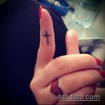 Тестова версия на готовия татуировъчен кръст на пръста - рисунката е подходяща за кръстосана татуировка на показалеца