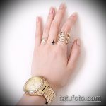 Уникален пример за завършена татуировка на кръст на пръст - рисунката е подходяща за татуировка на кръст на безименния пръст