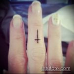 Оригиналната версия на съществуващия кръст за татуировка на пръста - рисунката е подходяща за татуировка под формата на кръст на пръста
