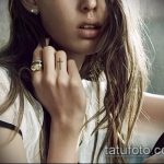 Готин пример за кръстосана татуировка, нанесена върху пръст - рисунката е подходяща за кръстосана татуировка на безименния пръст