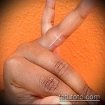 Интересна версия на изпълнения татуировъчен кръст на пръста - рисунката е подходяща за татуировка под формата на кръст на пръста