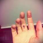 Оригинален пример за съществуващ кръст за татуировка на пръст - рисунката е подходяща за кръстосана татуировка на безименния пръст