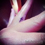 Готин пример за съществуващ кръст върху татуировка с пръст - рисунката е подходяща за кръстосана татуировка на левия пръст