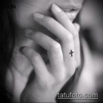 Уникална версия на татуирания кръст на пръста - рисунката е подходяща за татуировка под формата на кръст на пръста