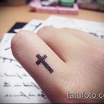 Готин пример за татуировка с кръст на пръст - рисунката е подходяща за татуировка с кръстосан показалец