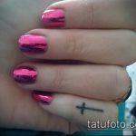 Готин пример за кръстосана татуировка на пръст - рисунката е подходяща за кръстосана татуировка на безименния пръст