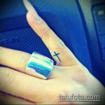 Готина версия на завършена татуировка на кръст на пръст - рисунката е подходяща за татуировка под формата на кръст на пръст