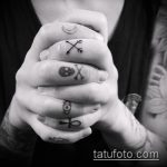 Готин пример за татуировка с кръст, направена на пръст - рисунката е подходяща за кръстосана татуировка на безименния пръст