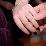 Тестов пример за завършен кръст върху татуировка с пръст - рисунката е подходяща за татуировка с кръстосан показалец