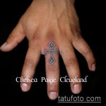 Готина версия на готовия татуировъчен кръст на пръста - рисунката е подходяща за кръстосаната татуировка на безименния пръст