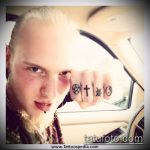 Готина версия на съществуващ кръст върху татуировката на пръста - рисунката е подходяща за кръстосана татуировка на левия пръст