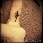 Готина версия на съществуващия кръст за татуировка на пръста - рисунката е подходяща за татуировка под формата на кръст на пръста