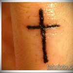 Готина версия на изпълнения кръст върху татуировката на пръста - рисунката е подходяща за кръстосана татуировка на пръста на лявата ръка