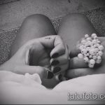 Оригиналната версия на изпълнената кръстосана татуировка на пръста - рисунката е подходяща за кръстосана татуировка на пръста на лявата ръка