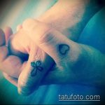 Готина версия на съществуващия кръст за татуировка на пръста - рисунката е подходяща за кръстосана татуировка на левия пръст