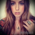 Оригинален пример за кръстосана татуировка на пръст - рисунката е подходяща за татуировка под формата на кръстосан пръст