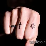 Готина версия на нанесения кръст върху татуировката на пръста - рисунката е подходяща за кръста върху татуировката на безименния пръст