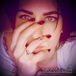 Готина версия на готовия татуировъчен кръст на пръста - рисунката е подходяща за кръстосана татуировка на показалеца