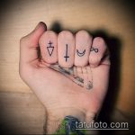 Готин пример за съществуващ кръст за татуировка на пръст - рисунката е подходяща за татуировка под формата на кръст на пръст