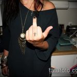 Готин пример за кръстосана татуировка на пръст - рисунката е подходяща за кръстосана татуировка на безименния пръст