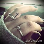 Интересен пример за татуировка на кръст на пръст - рисунката е подходяща за татуировка под формата на кръст на пръст
