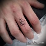 Готина версия на готовия татуировъчен кръст на пръста - рисунката е подходяща за татуировка с кръстосан показалец