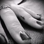 Интересен пример за готова кръстосана татуировка на пръст - рисунката е подходяща за кръстосана татуировка на пръста на лявата ръка