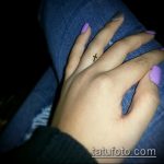 Готина версия на татуирания кръст на пръста - рисунката е подходяща за татуировка под формата на кръст на пръста