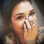 Кредитна версия на завършения татуировъчен кръст на пръста - рисунката е подходяща за кръстосаната татуировка на безименния пръст